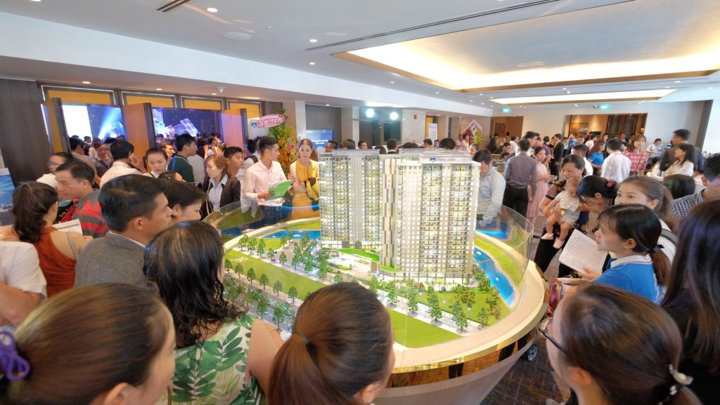 Nhân viên tư vấn dự án tại sa bàn dự án Jamila Khang Điền đặt tại trung tâm Gem Center