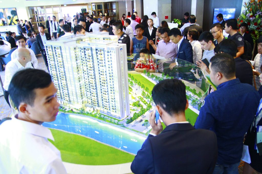 Khách hàng đang tham quan Sa bàn Dự án Jamila Khang Điền được đặt tại sảnh Khách sạn Sheraton Saigon. Find Home