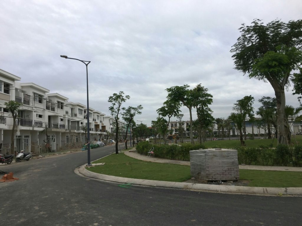 Hạ tầng giao thông và công viên cây xanh dự án nhà phố Lovera Park Bình Chánh đã được hoàn thiện. 