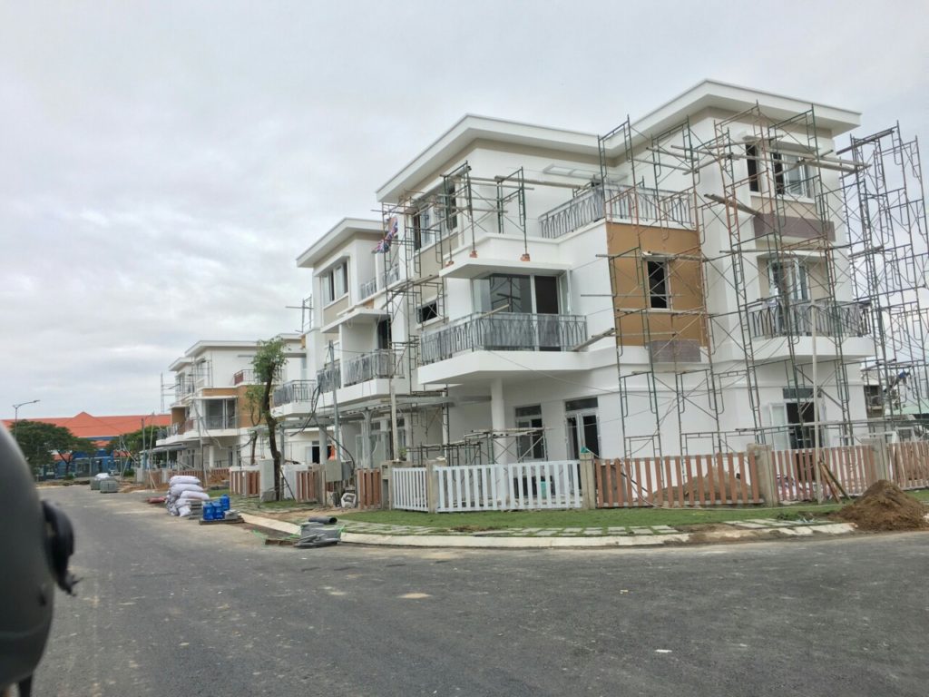 Một phần của Block L đang thi công phần sơn nước, bề mặt ngoài của Nhà phố Lovera Park Bình Chánh