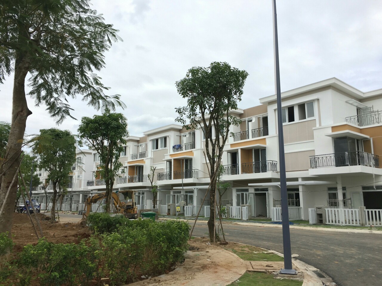 Một phần Block H dự án nhà phố Lovera Park được hoàn thiện 100%. Màu sơn nhà phố khá đẹp và bắt mắt.