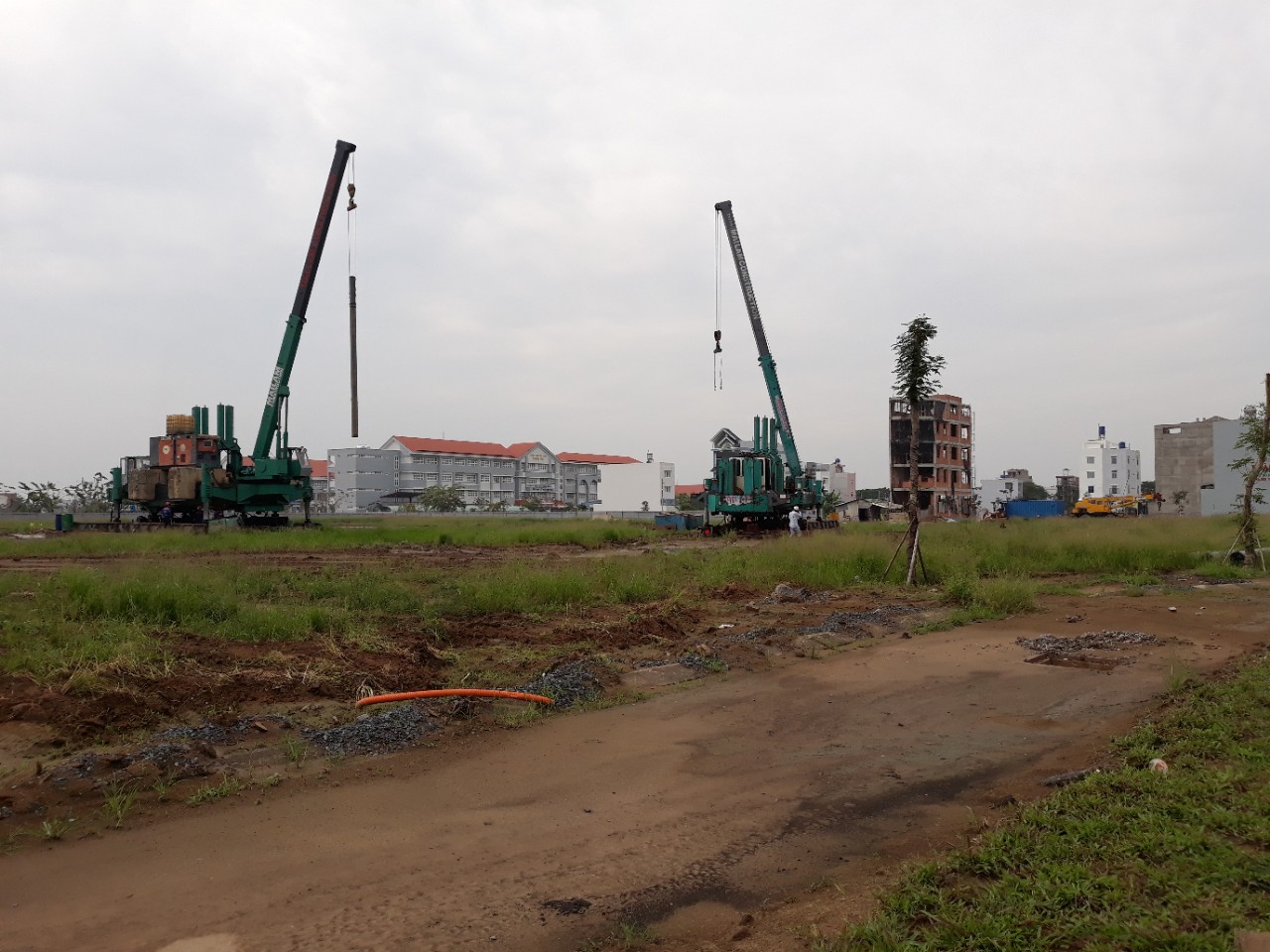 Tiến độ dự án Lovera Park Khu 3 và 4. Đơn vị xây dựng đang tiến hành ép cọc. Ảnh Khang Điền