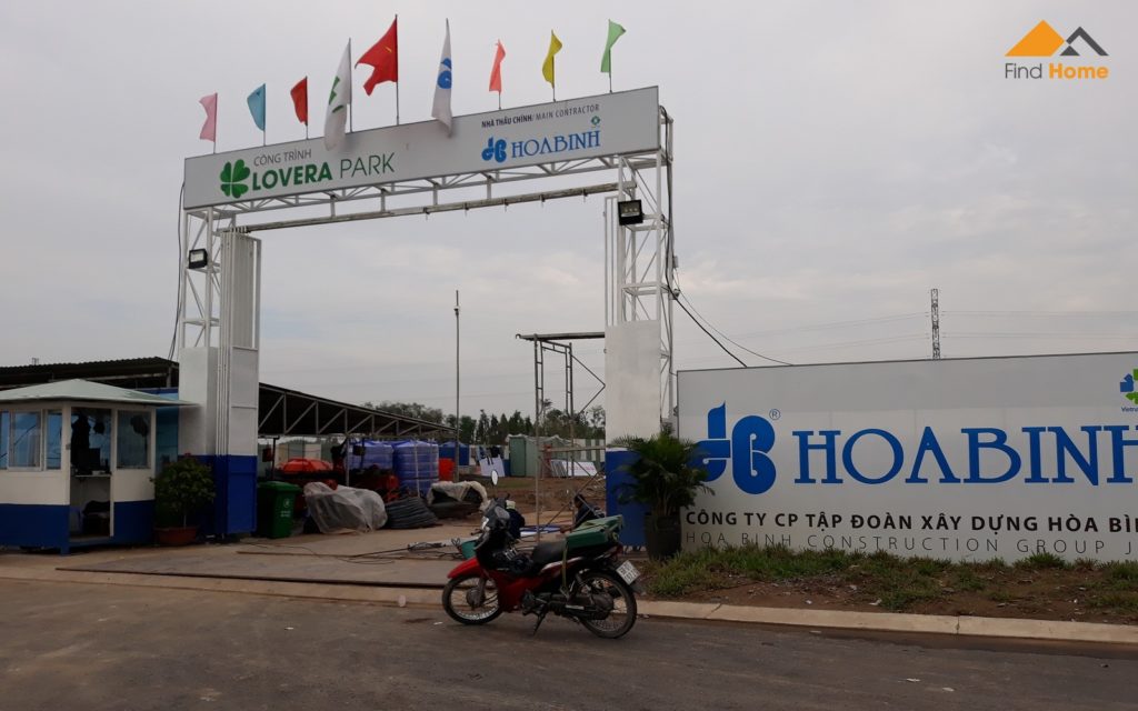 Cổng công trình dự án Căn hộ Lovera Park Bình Chánh. Ảnh: Khang Điền
