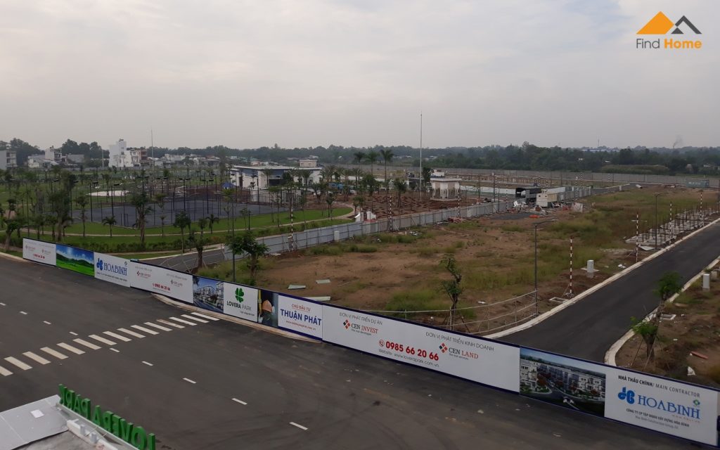 Đơn vị xây dựng đang thi công hạng mục tiện ích công cộng và hạ tầng giao thông Dự án Lovera Park