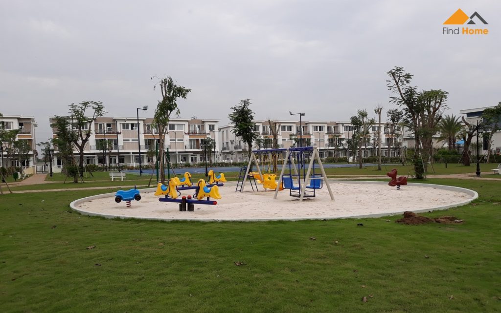 Khu vui chơi trẻ em tại công viên trung tâm dự án nhà phố Lovera Park Bình Chánh