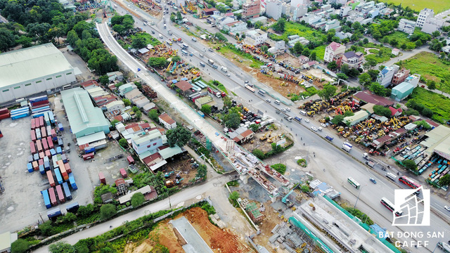 Dự án Mở rộng Xa lộ Hà Nội, đoạn quận Thủ Đức đến cầu Đồng Nai đang bị tắc do chưa giải phóng xong mặt bằng.