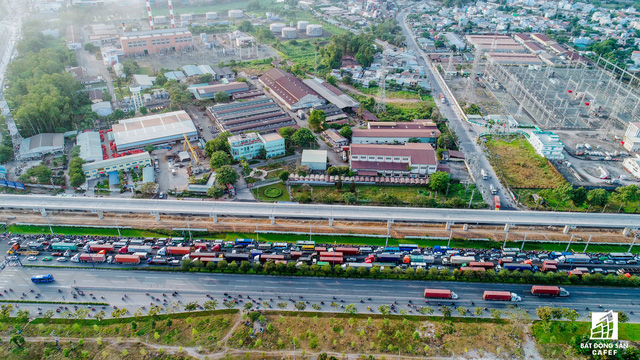 Theo Sở Giao thông Vận tải TP.HCM, giải quyết vấn nạn ùn tắc giao thông đang ngày càng phức tạp nên TP.HCM phải tiến hành đồng bộ nhiều giải pháp, trong đó quyết định nhất vẫn là giải pháp công trình.