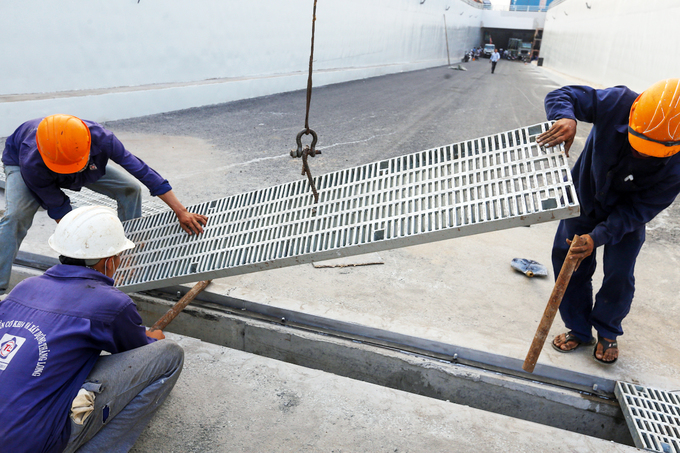 Các rãnh thoát nước nàm ngang đường hầm đang khẩn trương lắp đặt nắp đậy để phục vụ phương tiện lưu thông