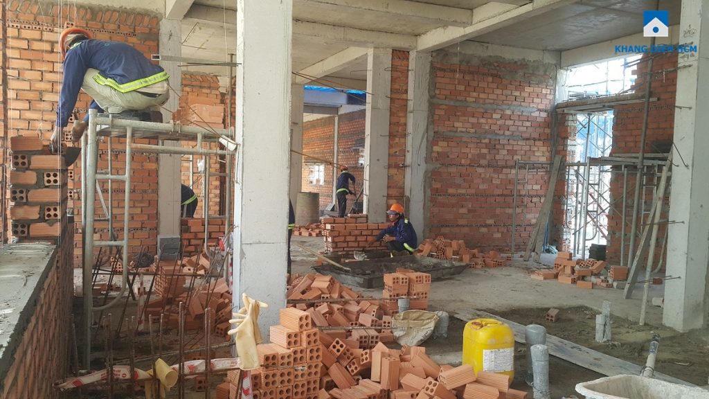 Công nhân đang xây tường ngăn cho căn nhà phố Lovera Park Bình Chánh. Ảnh: Khang Điền HCM Công nhân đang xây tường ngăn cho căn nhà phố Lovera Park Bình Chánh. Ảnh: Khang Điền HCM