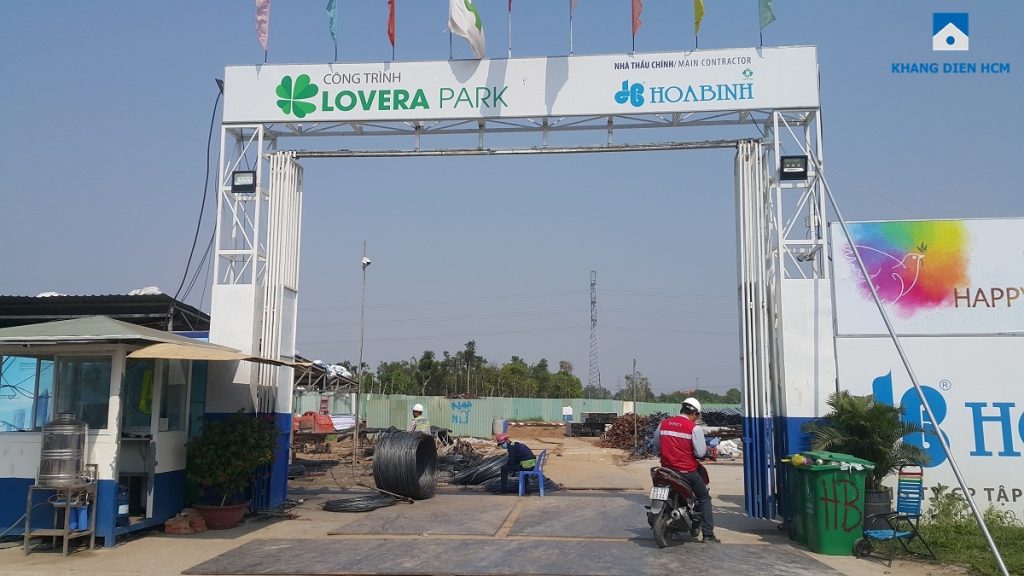 Khu chung cư dự án căn hộ Lovera Park Bình Chánh mới chỉ dựng cổng công trình và hàng rào bảo vệ, chưa triển khai xây dựng. Ảnh: Khang Điền HCM Khu chung cư dự án căn hộ Lovera Park Bình Chánh mới chỉ dựng cổng công trình và hàng rào bảo vệ, chưa triển khai xây dựng. Ảnh: Khang Điền HCM