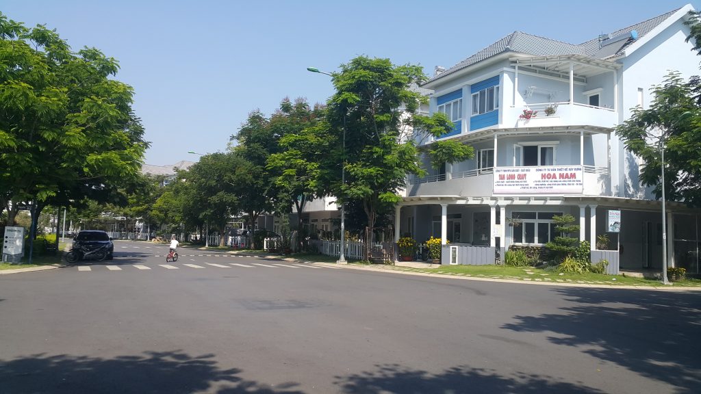 Đường nội bộ và cây xanh ven đường trong khu dân cư Mega Ruby - Khang Điền HCM