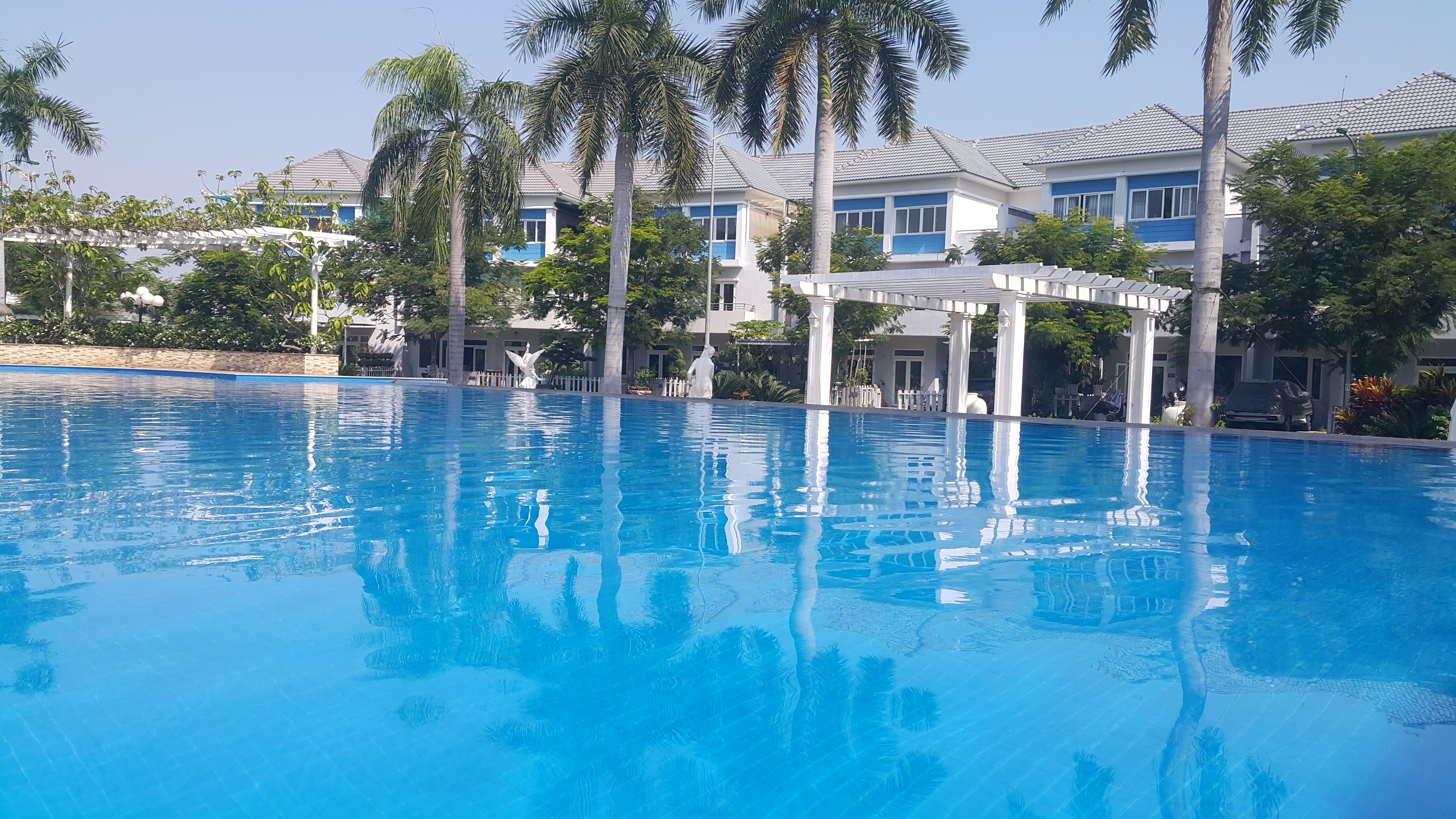 Hồ bơi phục vụ cho cư dân trong chuỗi nhà phố biệt thự Mega Khang Điền - Khang Điền HCM
