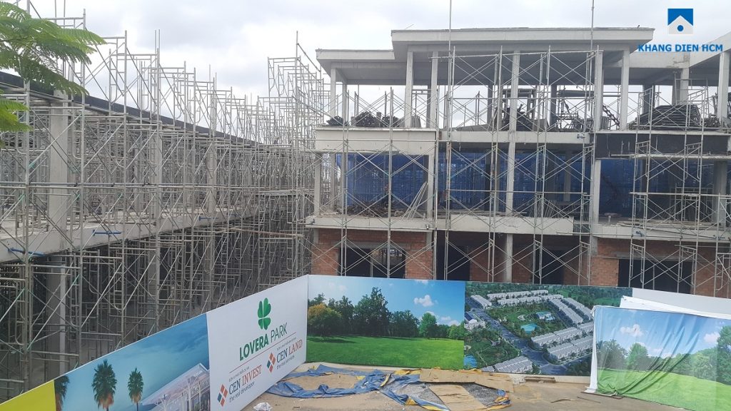 Một số căn nhà phố thuộc Block L dự án Lovera Park đã thi công xong phần kết cấu, đang thi công phần tường của căn nhà phố. Phía bên trái, các căn L100 - L127 đang thi công phần sàn kết cấu tầng 2. Ảnh: Khang Điền HCM