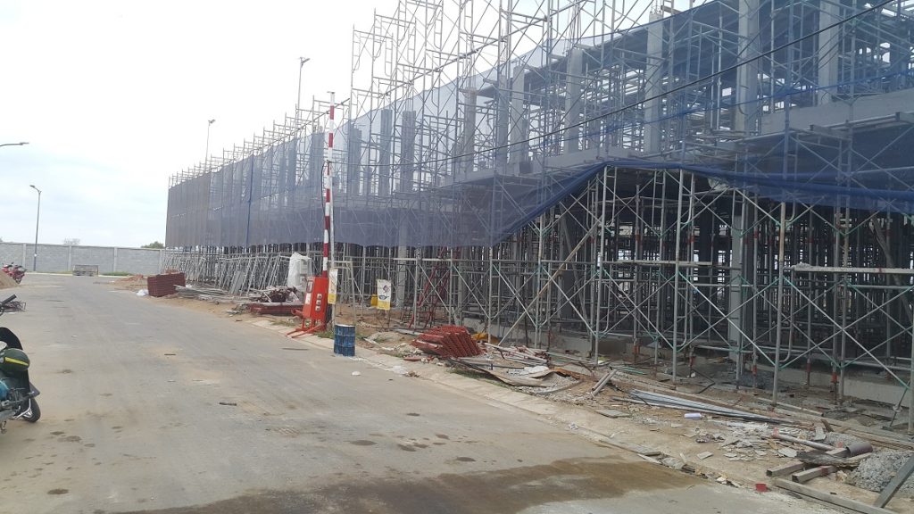 Các căn nhà phố F47 - F59 Lovera Park mới thi công xong tầng 1. Chuẩn bị copha thi công sàn tầng 2. Ảnh: Khang Điền HCM