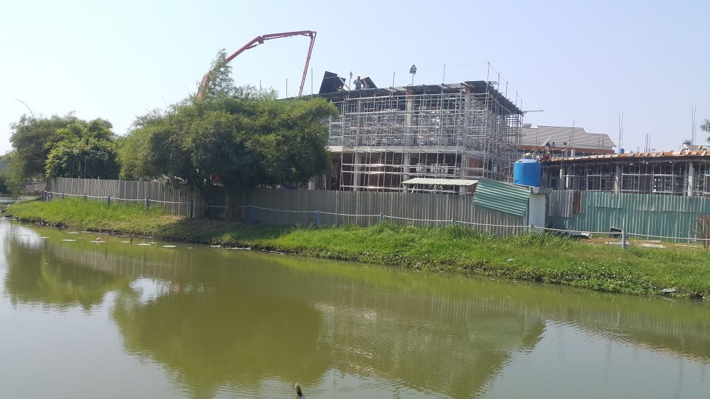 Hình ảnh con kênh bao quanh trường mầm non Bầu Trời Xanh tạo ra khung cảnh tươi mát - Khang Điền HCM