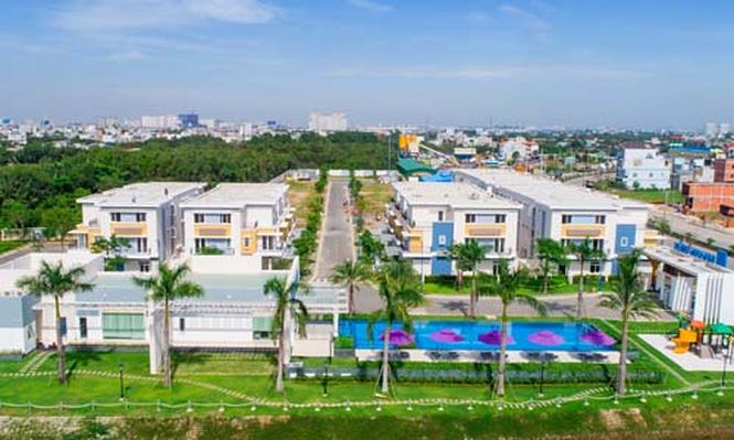 Biết đến Rosita Garden từ lời giới thiệu của một người bạn sống ở khu Melosa Garden, ấn tượng đầu tiên của tôi về dự án là không gian rất xanh, thiết kế nhà đẹp lại có sân vườn  khá rộng. Gia đình tôi lại rất thích trồng hoa và các loại rau xanh nên quyết định lựa chọn an cư tại nơi đây.
