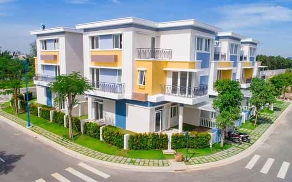 Chọn mua căn góc nên nhà tôi có diện tích sân vườn khá rộng. Sân vườn sau được dùng trồng rau thủy canh để bữa ăn gia đình thêm chất lượng. Sân vườn trước thì trồng hoa và đặt thêm bàn trà hay xích đu để có thêm một góc nghỉ ngơi, thư giãn. Chăm sóc khu vườn thân yêu vào mỗi buổi chiều là việc mà cả gia đình tôi rất yêu thích.