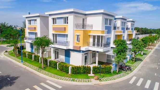 Chọn mua căn góc nên nhà tôi có diện tích sân vườn khá rộng. Sân vườn sau được dùng trồng rau thủy canh để bữa ăn gia đình thêm chất lượng. Sân vườn trước thì trồng hoa và đặt thêm bàn trà hay xích đu để có thêm một góc nghỉ ngơi, thư giãn. Chăm sóc khu vườn thân yêu vào mỗi buổi chiều là việc mà cả gia đình tôi rất yêu thích.