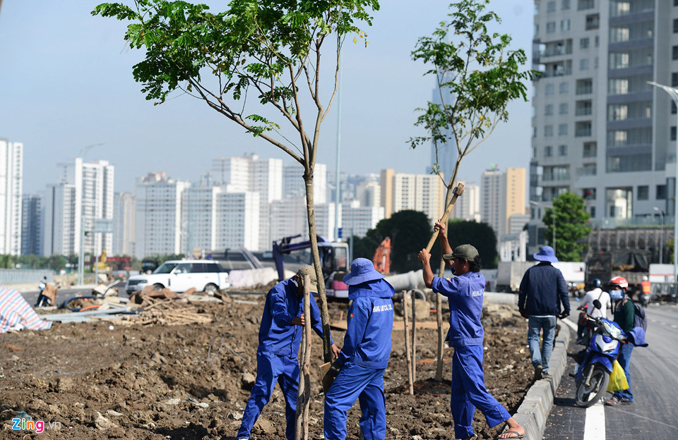 Sau khi thông xe, đơn vị thi tiếp tục hoàn thiện hệ thống cảnh quan hai bên cầu - Khang Điền HCM.
