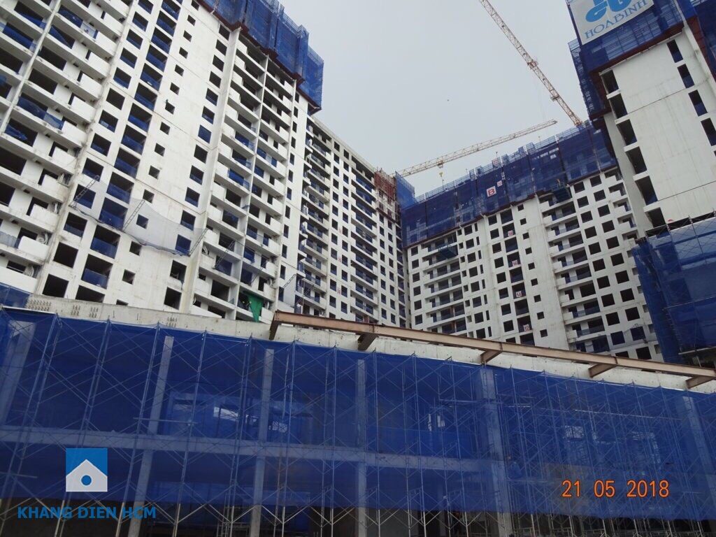 Nhà điều hành của dự án Jamila đã được thi công xong phần bê tông, đang tiến hành lắp mái che và xây tường bao - Khang Điền HCM