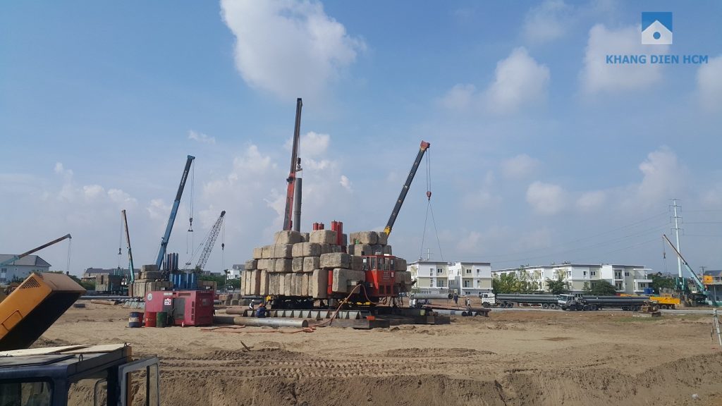 Ba máy ép cọc thử tải đang được tổng thầu An Phong tiến hành thi công ngày đem dưới dự án cùng rất nhiều trang thiết bị - Khang Điền HCM