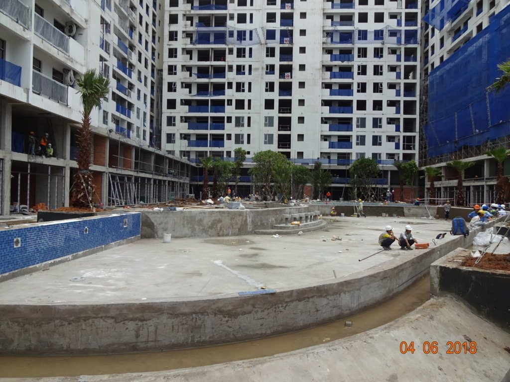 Hồ bơi dự án Jamila Khang Điền đang thi công.