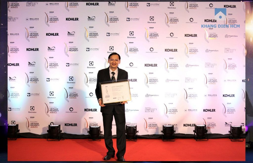 Đại diện công ty Khang Điền nhận giải thưởng PropertyGuru Vietnam Property Awards 2018 – Hạng mục Best Luxury Housing Development - Khang Điền HCM