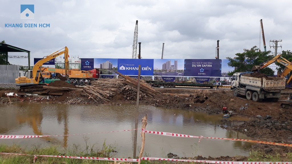 Đơn vị tổng thầu An Phong đang tiến hành thi công cổng chính đi vào dự án (lối đi riêng biệt với khu nhà ở MEGA). Khang Điền HCM