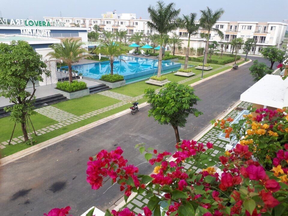 LOVERA PARK KHANG DIEN BINH CHANH - KHANG DIEN HCM01 (3) Một hồ bơi tại phân khu khác của dự án Lovera Park Bình Chánh - Khang Điền HCM