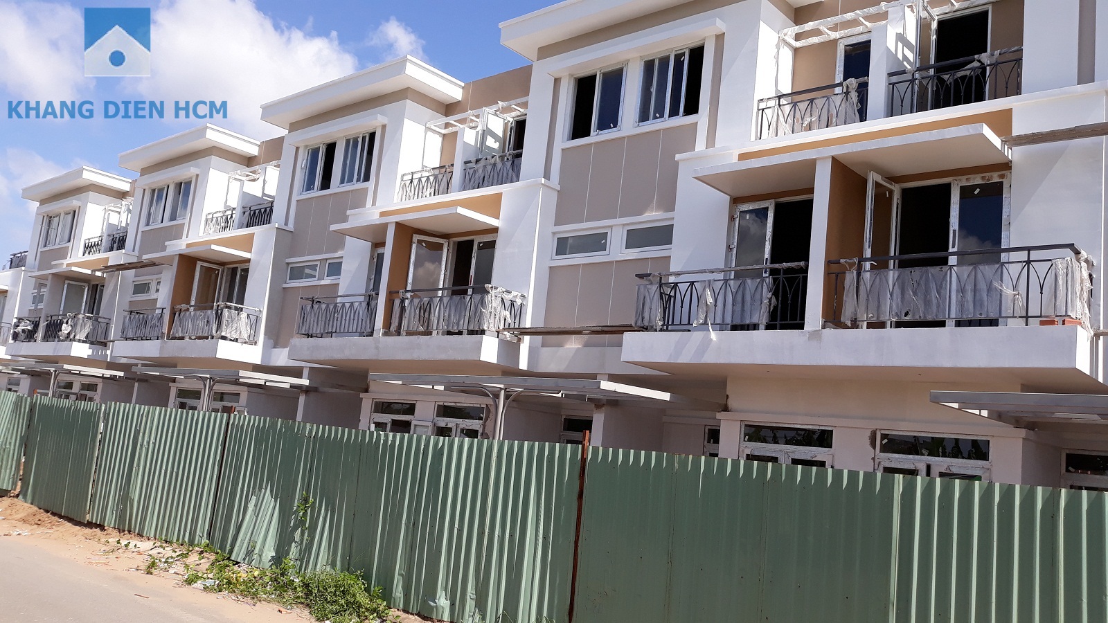 Block A hướng Đông Nam (đường số 18) đang hoàn thiện nhưng công đoạn cuối cùng để bàn giao - Khang Điền HCM