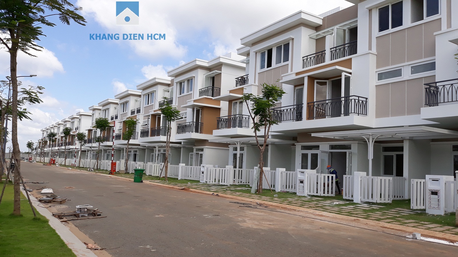 TIEN DO DU AN LOVERA PARK BINH CHANH THANG 08 - 2018 - KHANG DIEN HCM03 Block F hướng Đông Nam nhìn từ đường 30m vào,khách hàng có thể nhận nhà trước tháng 10/2018 - Khang Điền HCM