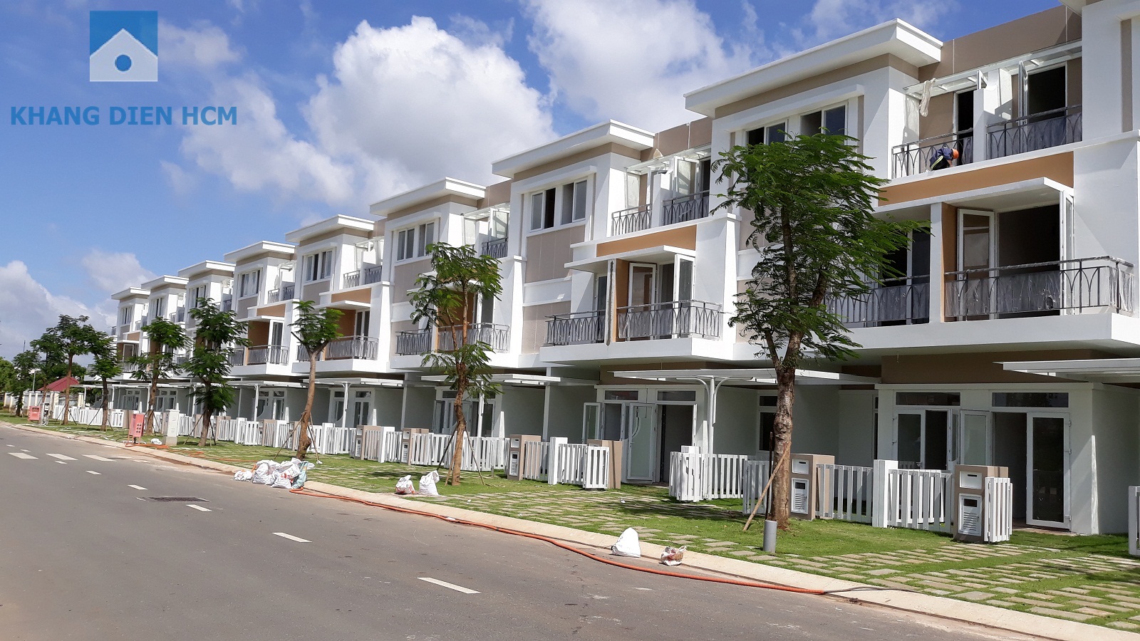 TIEN DO DU AN LOVERA PARK BINH CHANH THANG 08 - 2018 - KHANG DIEN HCM04 Block L mặt ngoài đường số 16 đã hoàn thiện và đang trao chút những công đoạn cuối. Đối với Block L khách hàng có nhu cầu nhận nhà sớm thì đăng kí với CĐT để được nhận nhà trước thời gian bàn giao - Khang Điền HCM