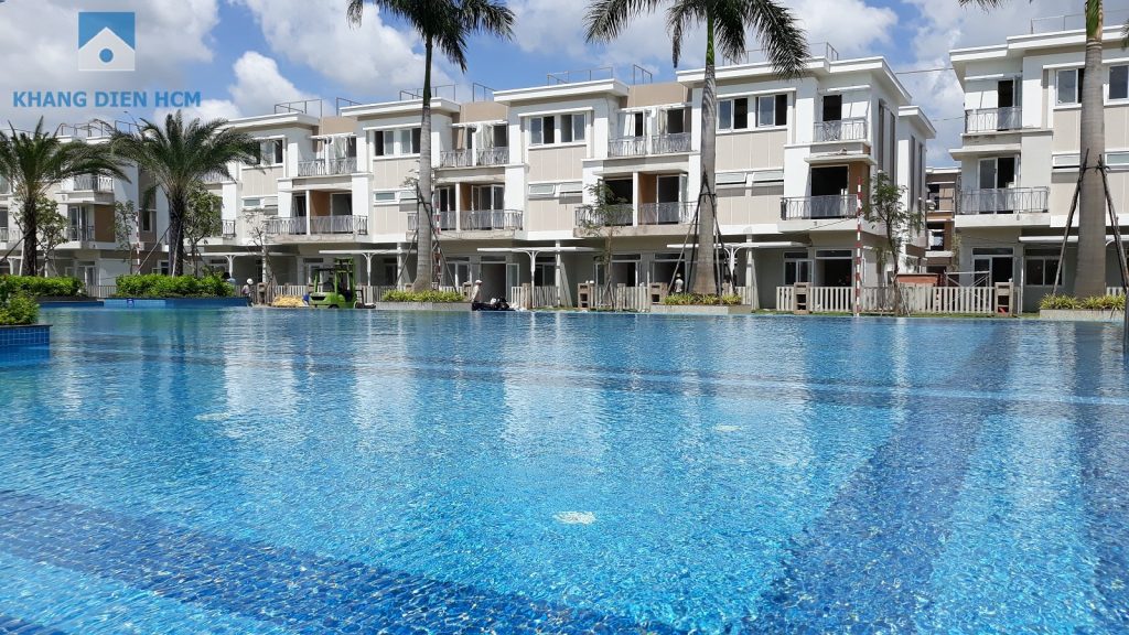 Block E nhìn trực diện hồ bơi của dự án, một view được xem là đẹp nhất dự án - Khang Điền HCM