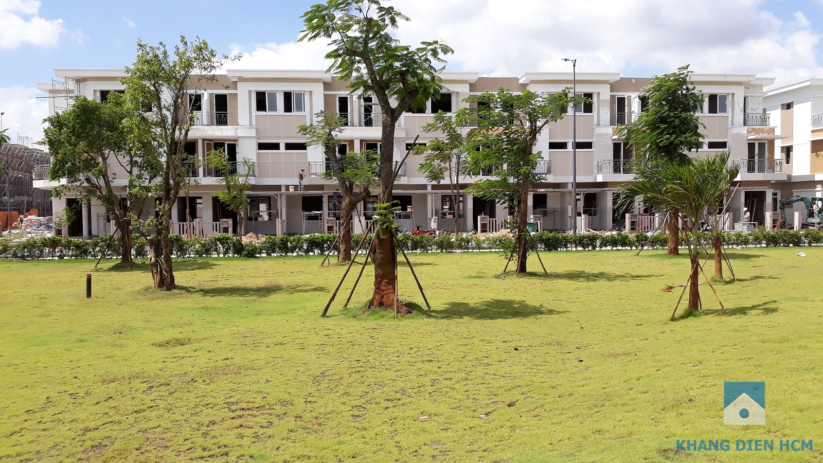 TIEN DO DU AN LOVERA PARK BINH CHANH THANG 08 - 2018 - KHANG DIEN HCM07 View nhìn trực diện công viên trung tâm của Block F - Khang Điền HCM