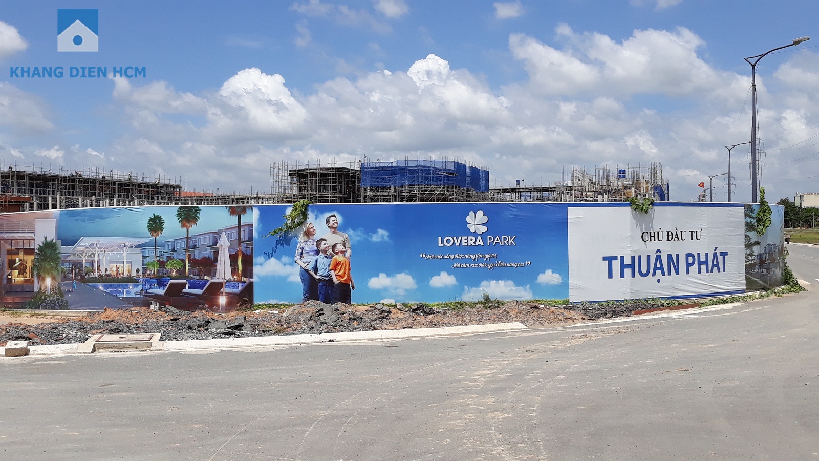 TIEN DO DU AN LOVERA PARK BINH CHANH THANG 08 - 2018 - KHANG DIEN HCM08 Khu 3 (hướng nhìn từ chốt bảo vệ cổng) đã tiến hành xây tương đối nhanh, các Block M,N đã xây dựng từ tầng 1 đến tầng mái, riêng Block P đang thi công châm hơn - Khang Điền HCM