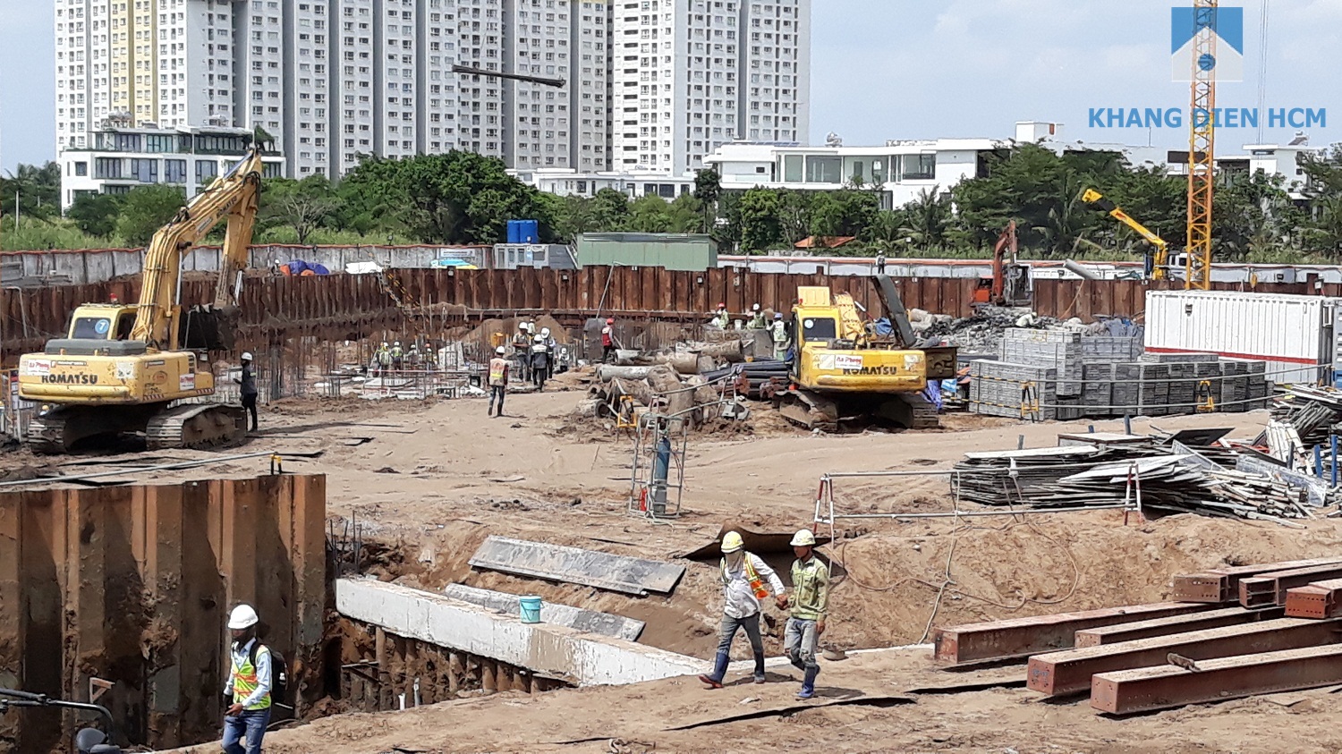 Mặc dù ngày lễ nhưng lượng công nhân vẫn tập trung khá đông để đảm bảo tiến độ dự án - Khang Điền HCM
