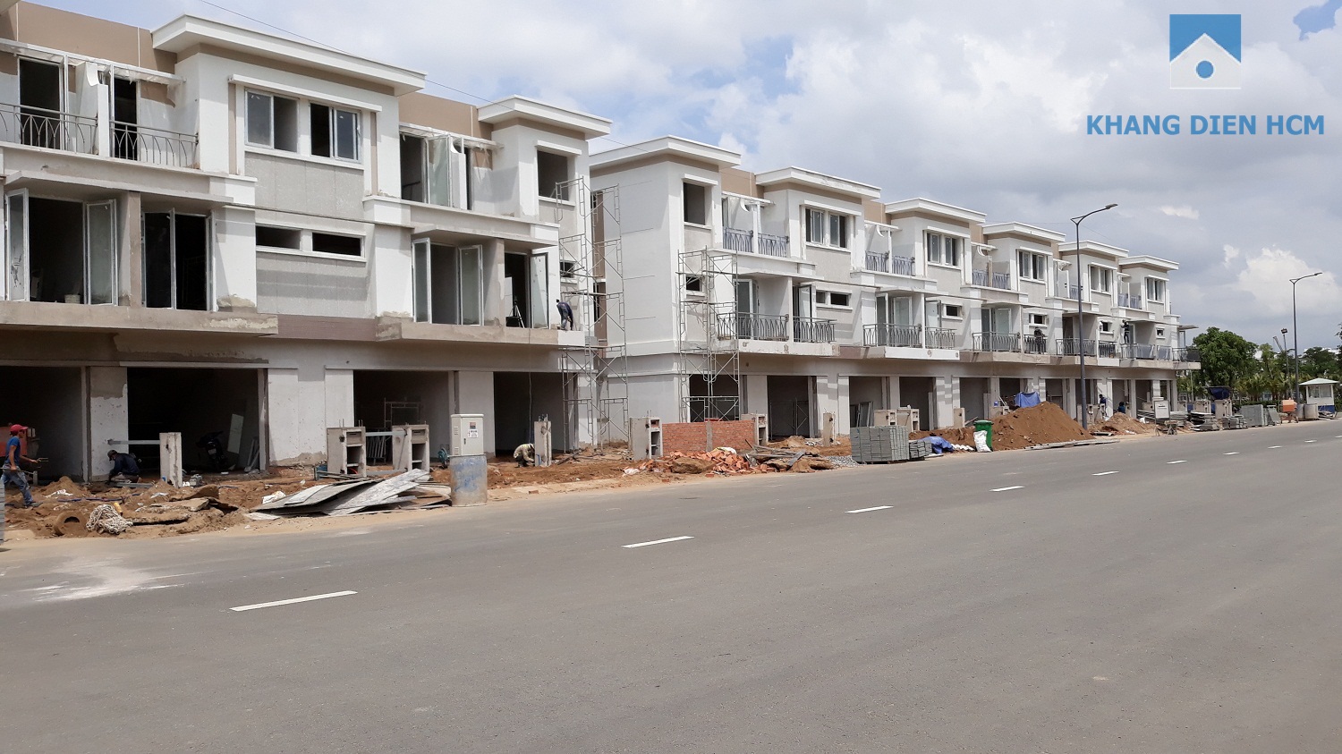 Dãy C mặt tiền đường 30m (Shophouse) đang hoàn thiện những công đoạn cuối cùng để tháng 10/2018 bàn giao cho khách hàng - Khang Điền HCM