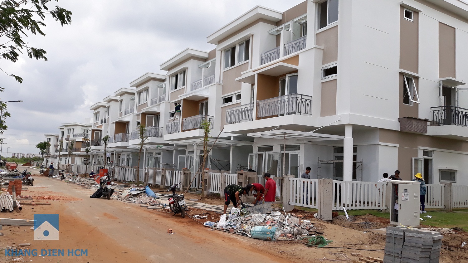 Dãy D hướng Tây mặt tiền đường số 14 (12m) đang được trồng cỏ và cây xanh để tạo cảnh quan đón cư dân về sinh sống - Khang Điền HCM