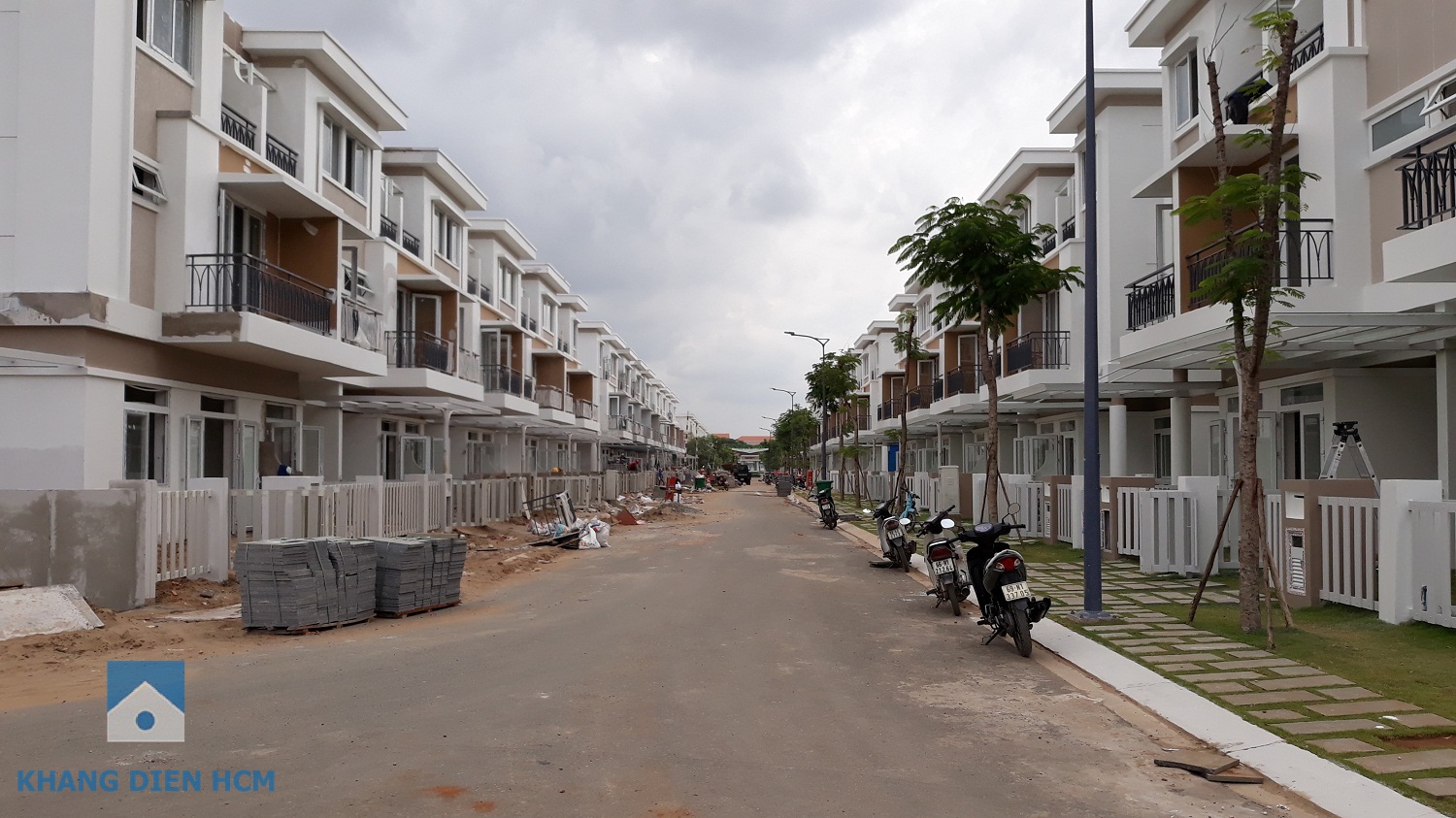 Dãy G hướng Đông Nam và Dãy F hướng Tây Bắc nhìn từ đường số 14 ra chốt bảo vệ - Khang Điền HCM