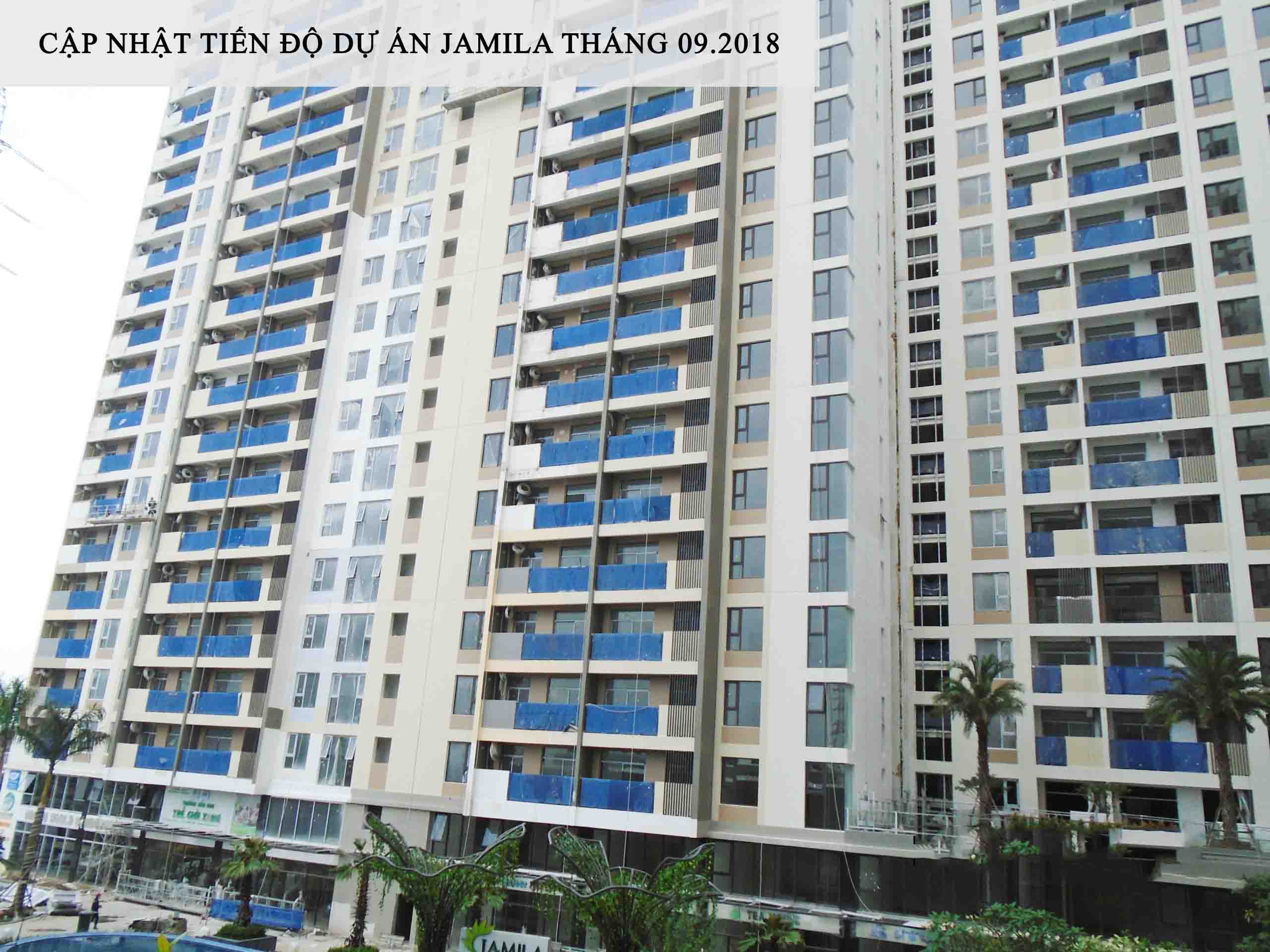 Block D hướng chụp từ khuôn viên, hồ bơi đang hoàn thiện những công đoạn cuối cùng để đón những cư dân đầu tiên về sinh sống - Khang Điền HCM