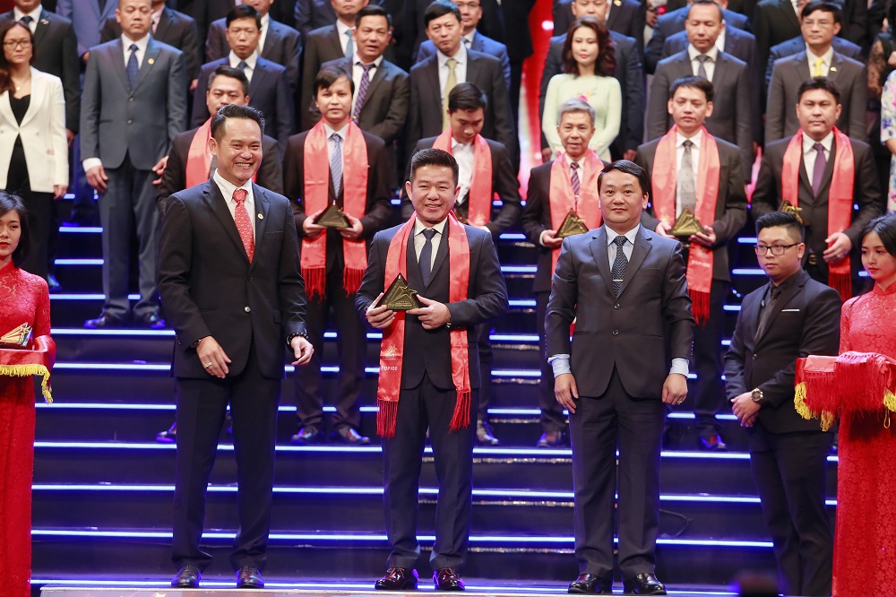 Đại diện Khang Điền nhận giải thưởng sao vàng đất việt 2018 - Khang Điền HCM