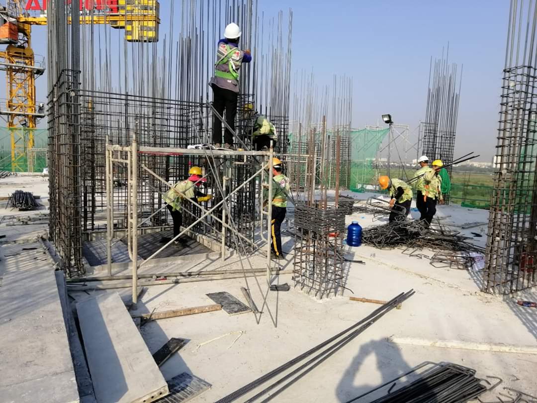 Block E đang tiến hành thi công lắp đặt cốt thép cột vách tầng 9-10 - Khang Điền HCM