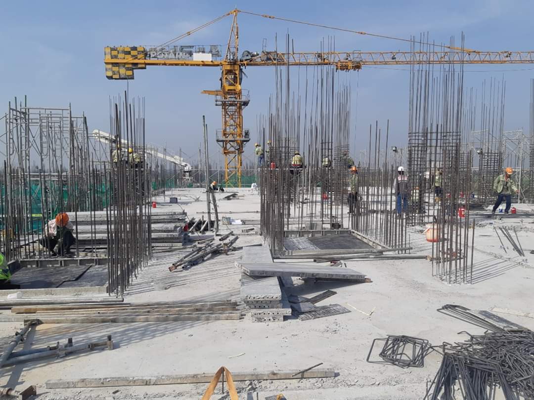 Công nhân đang tiến hành lắp dựng cốt thép cột vách để đổ những tầng tiếp theo - Khang Điền HCM