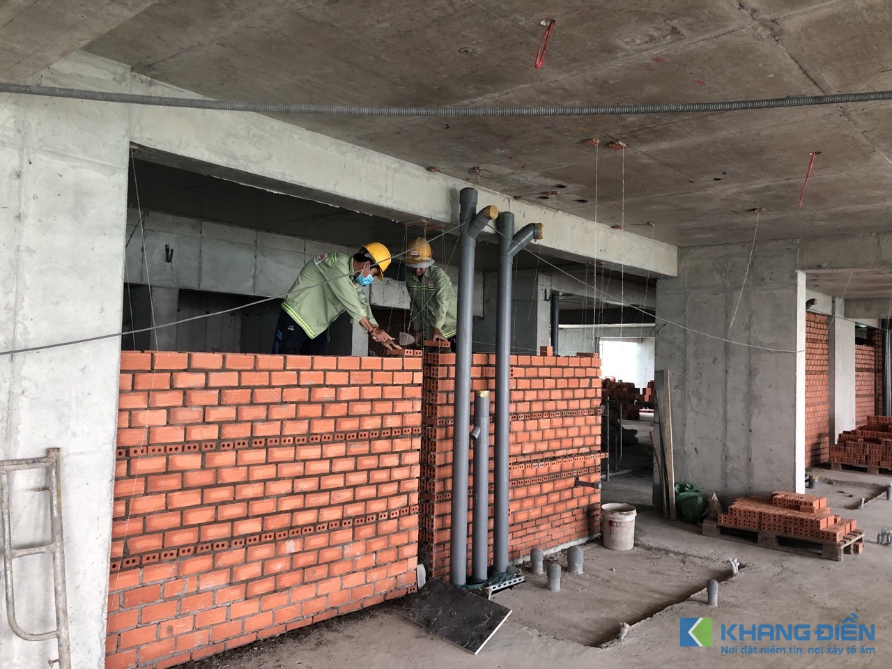 Công nhân đang tiến hành xây tường ngăn bên trong căn hộ - Khang Điền HCM