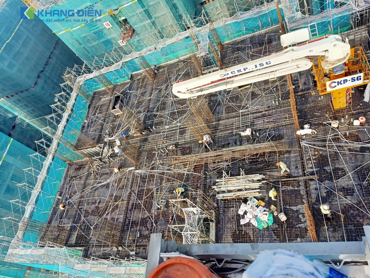 Phía trên công trường đang thi công nhộn nhịp - Khang Điền HCM