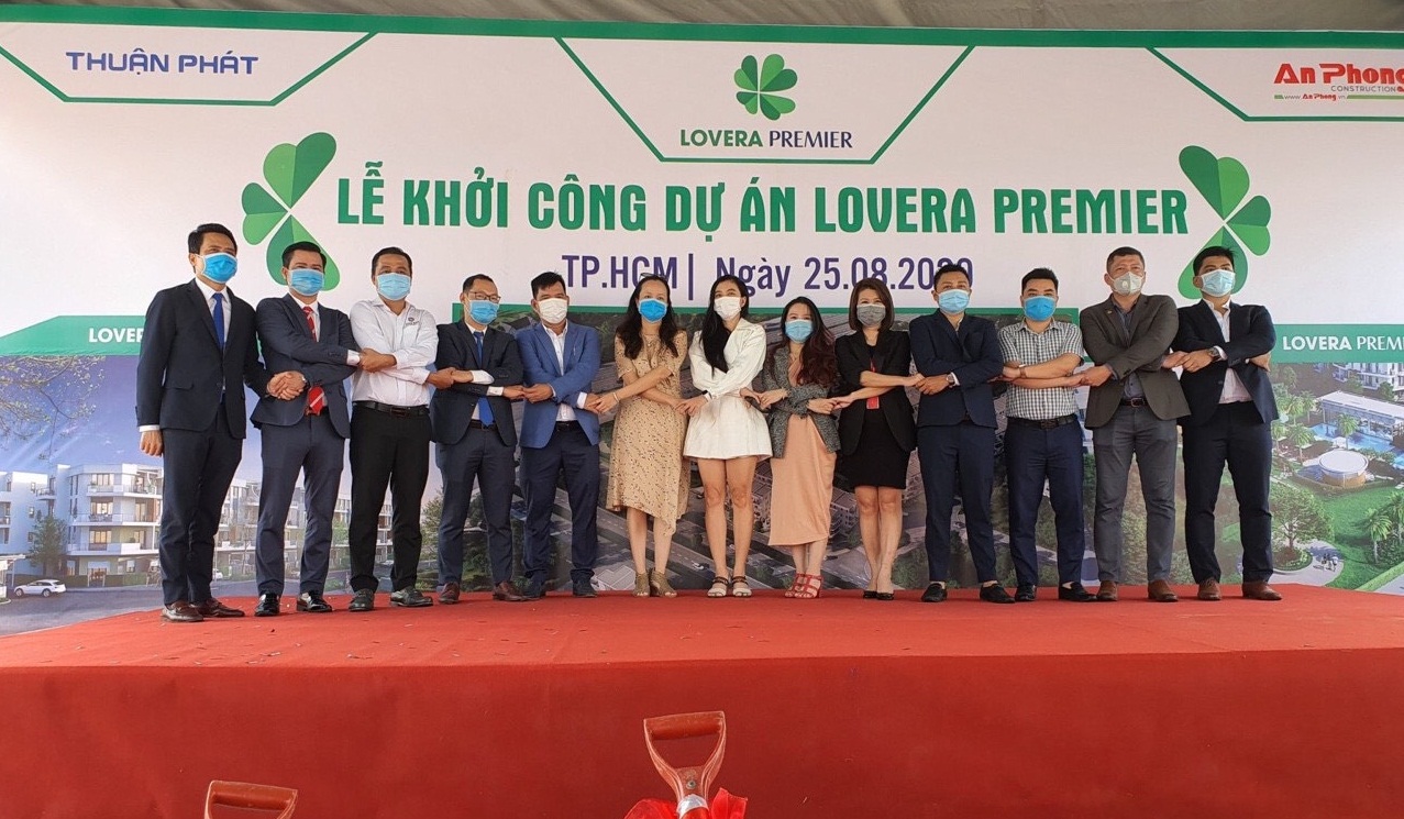 Các đơn vị phân phối chính tại dự án Lovera Premier Bình Chánh thực hiện nghi thức bắt tay hứa hẹn một dự án thành công nữa của Khang Điền - Khang Điền HCM