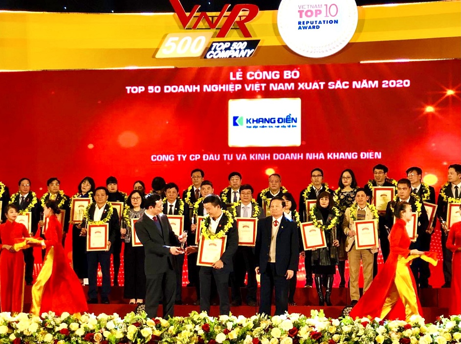 Đại diện Khang Điền nhận giải Top 50 doanh nghiệp Việt Nam xuất sắc năm 2020 - Khang Điền HCM