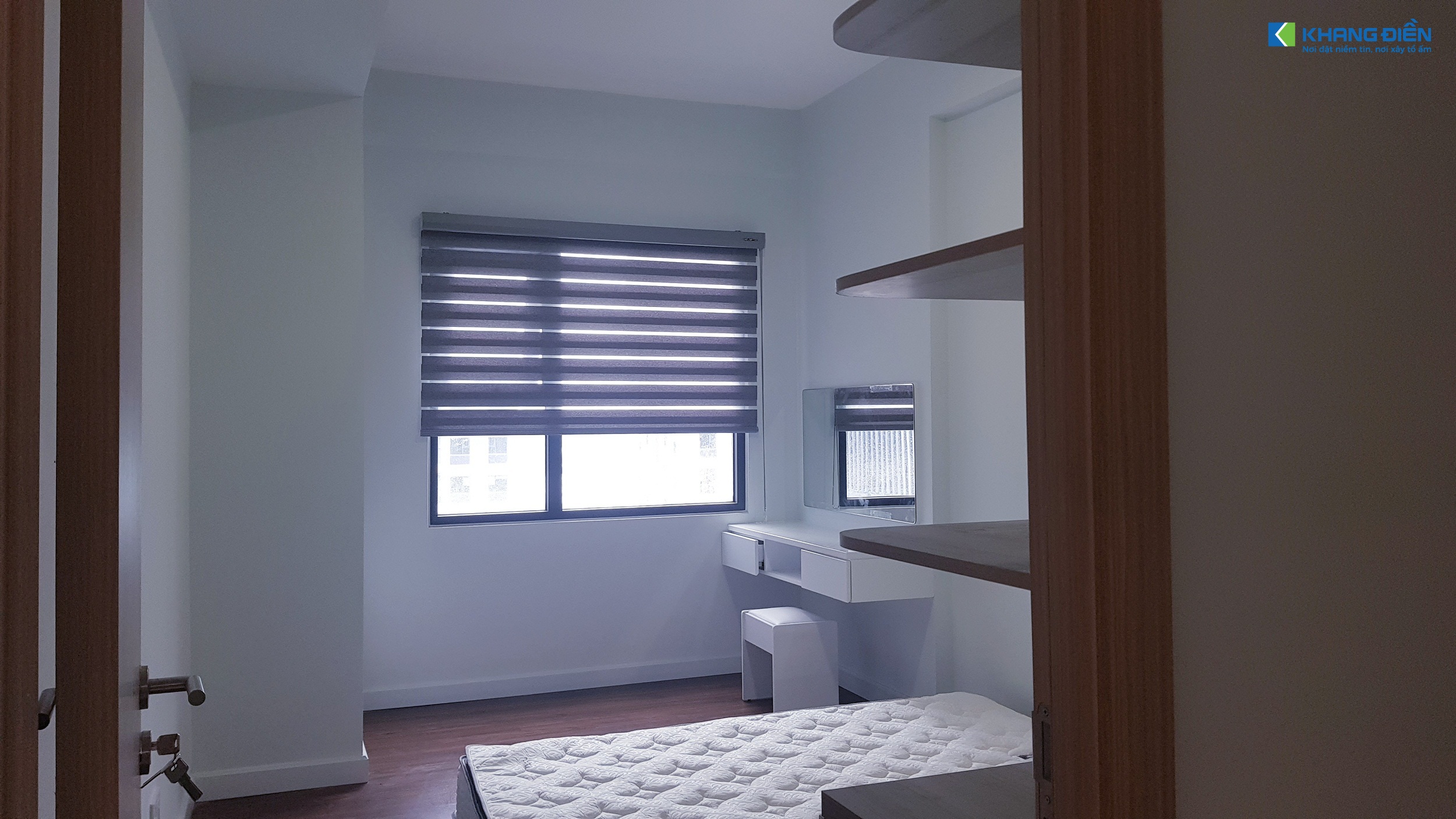 Phòng ngủ cũng được bố trí hết sức đơn giản với tủ quần áo, giường và bàn trang điểm - Khang Điền HCM