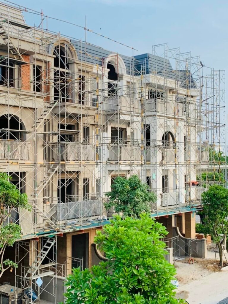 Nhà phố The Classia được xây dựng 1 trệt 3 lầu với mái lợp bằng gạch dạng cổ điển Châu Âu