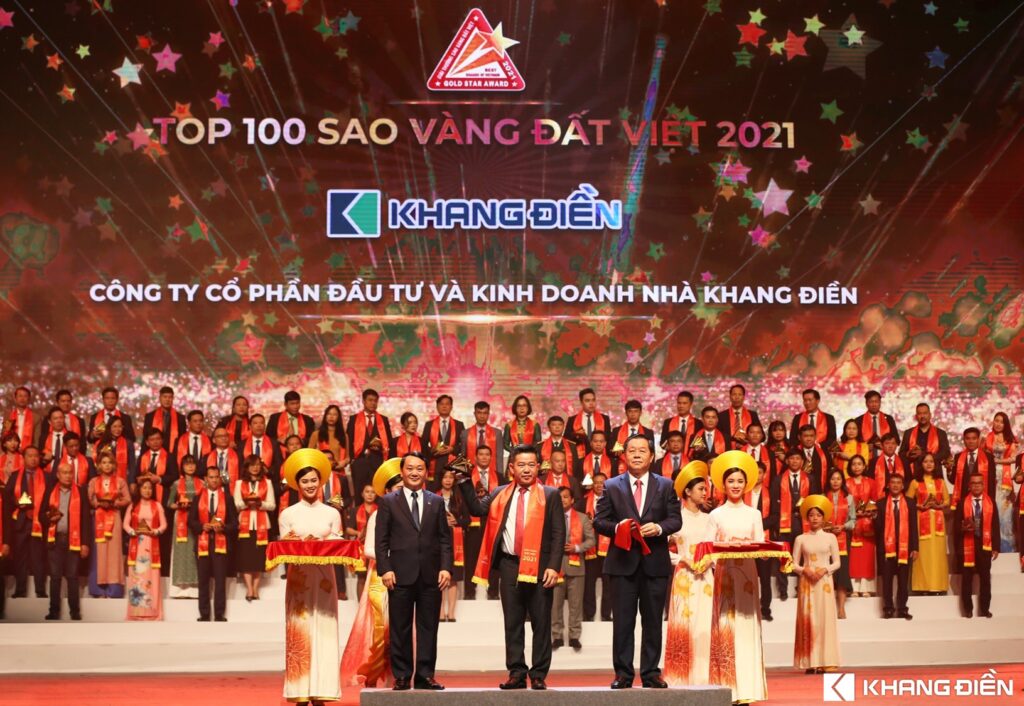Đại diện công ty Khang Điền vinh dự nhận giải thưởng từ ban tổ chức Sao vàng đất việt - Khang Điền HCM